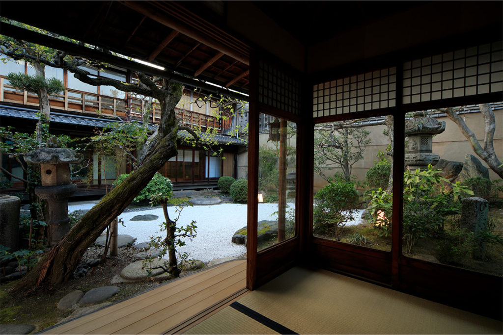 和風の建物から見た庭園